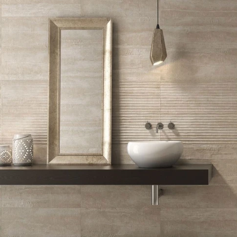 KLM7132_Kakel Liria Mörkbeige Matt 28x70 cm, med linje mönstrad (2)-485x485 2
